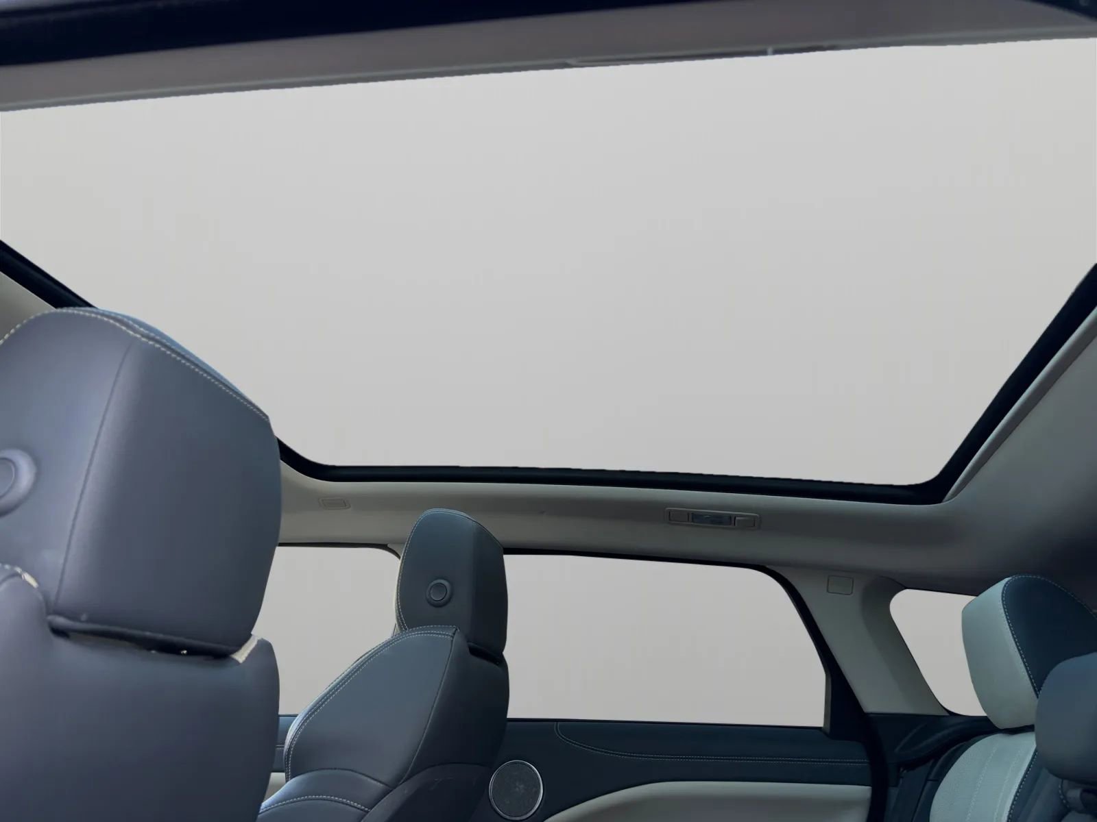 Used 2019 Land Rover Range Rover Evoque SE Premium image 43