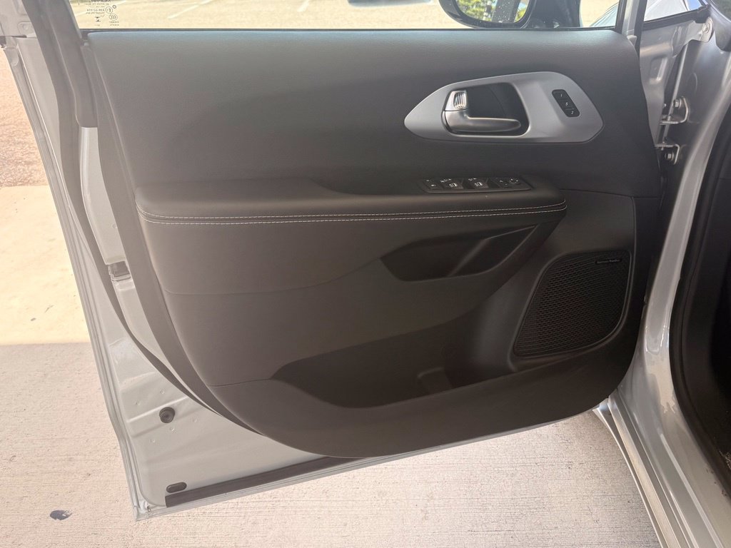 New 2026 Chrysler Pacifica Limited w/ Uconnect Theater Family Group FWD image 31