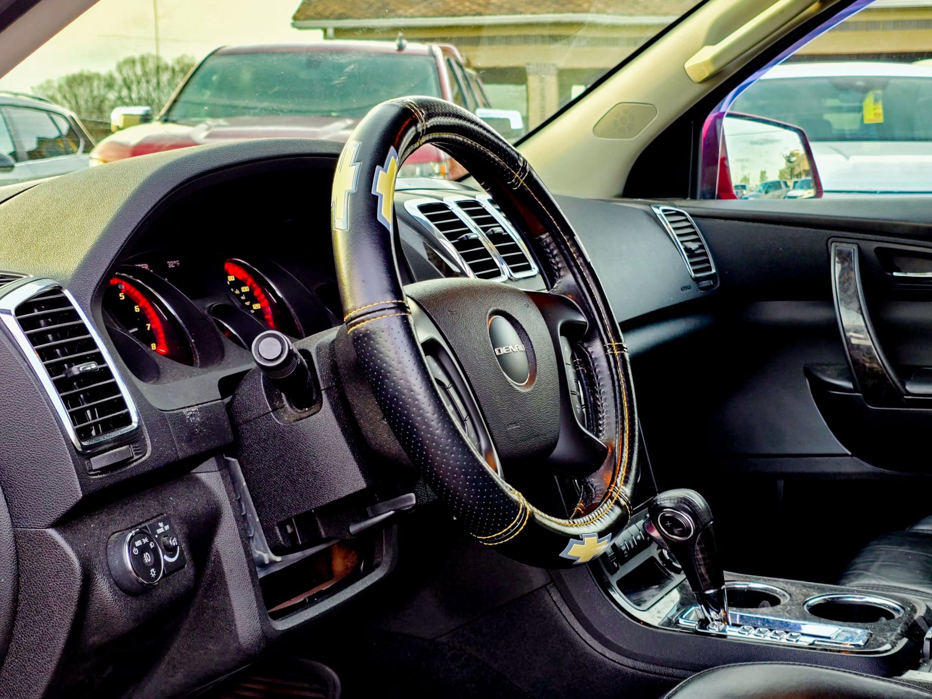 Used 2012 GMC Acadia Denali image 2