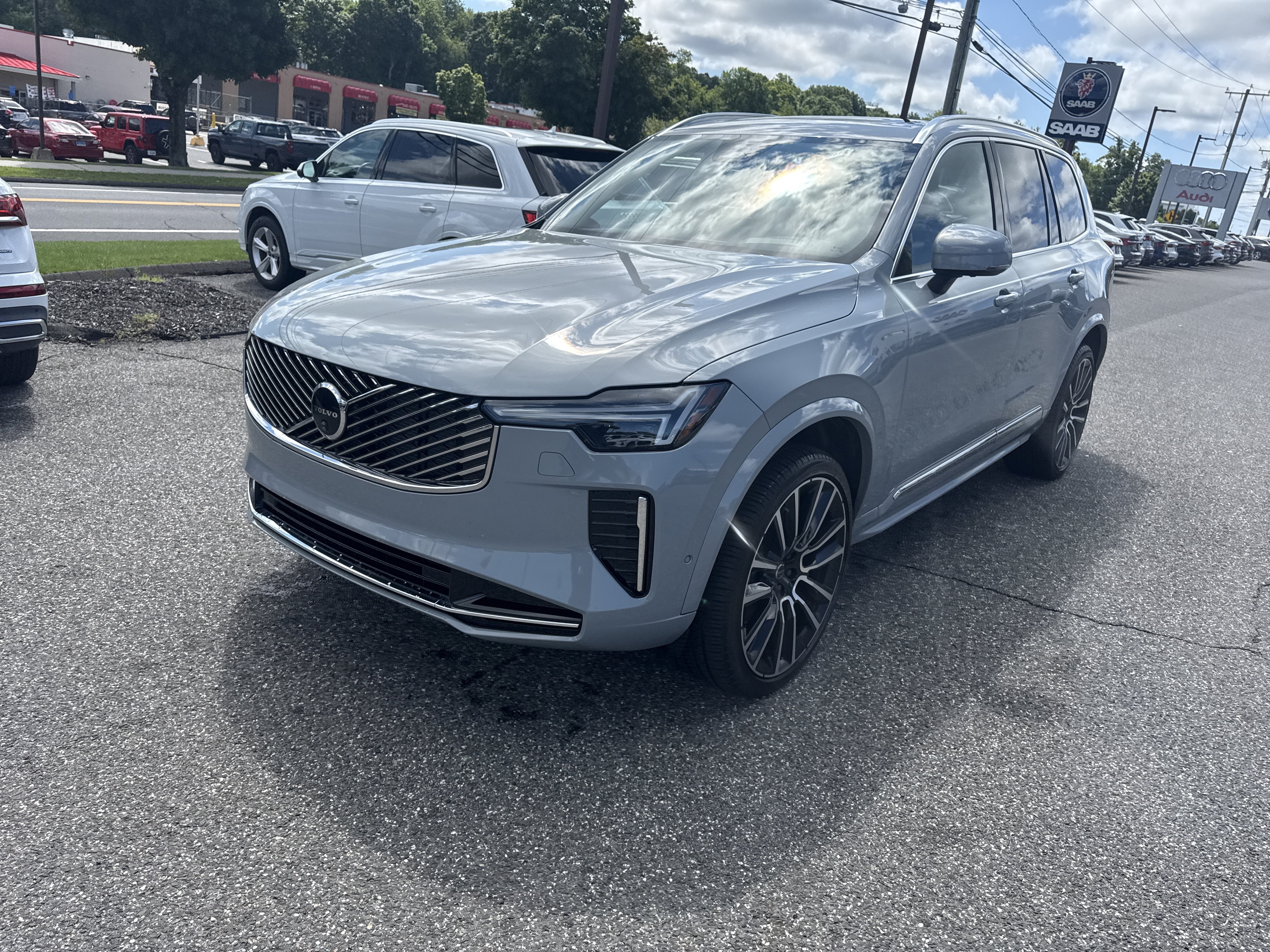 Certified 2025 Volvo XC90 B5 Ultra AWD/4WD image 3