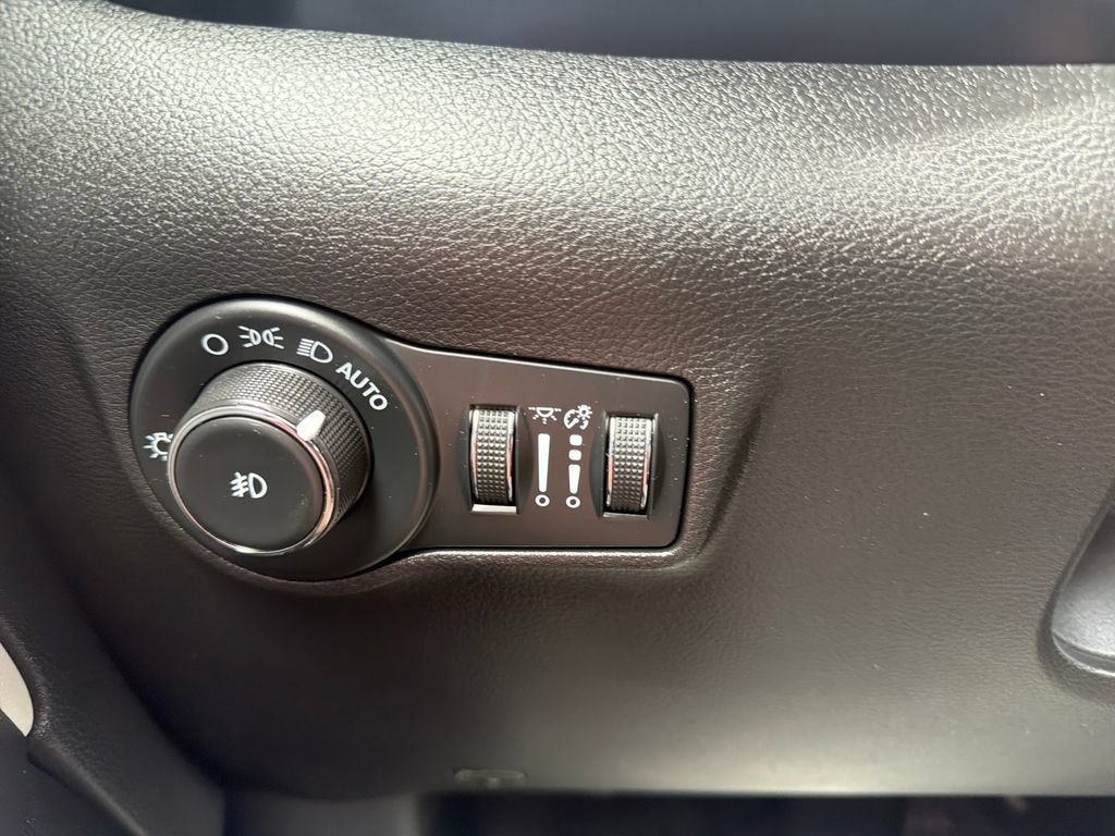 Used 2023 Jeep Compass Limited w/ Sun and Sound Group AWD/4WD image 21