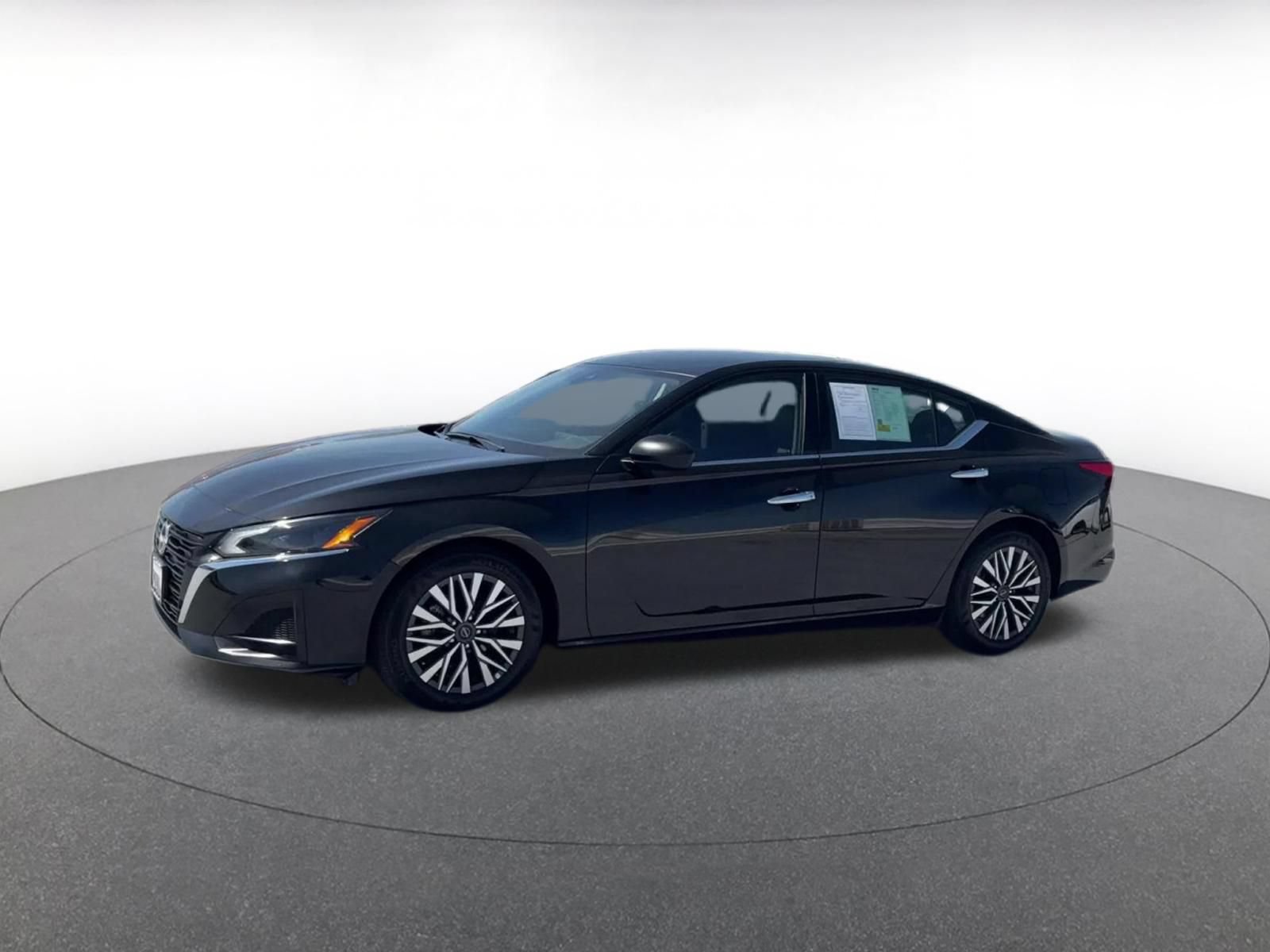 Used 2025 Nissan Altima 2.5 SV FWD image 7