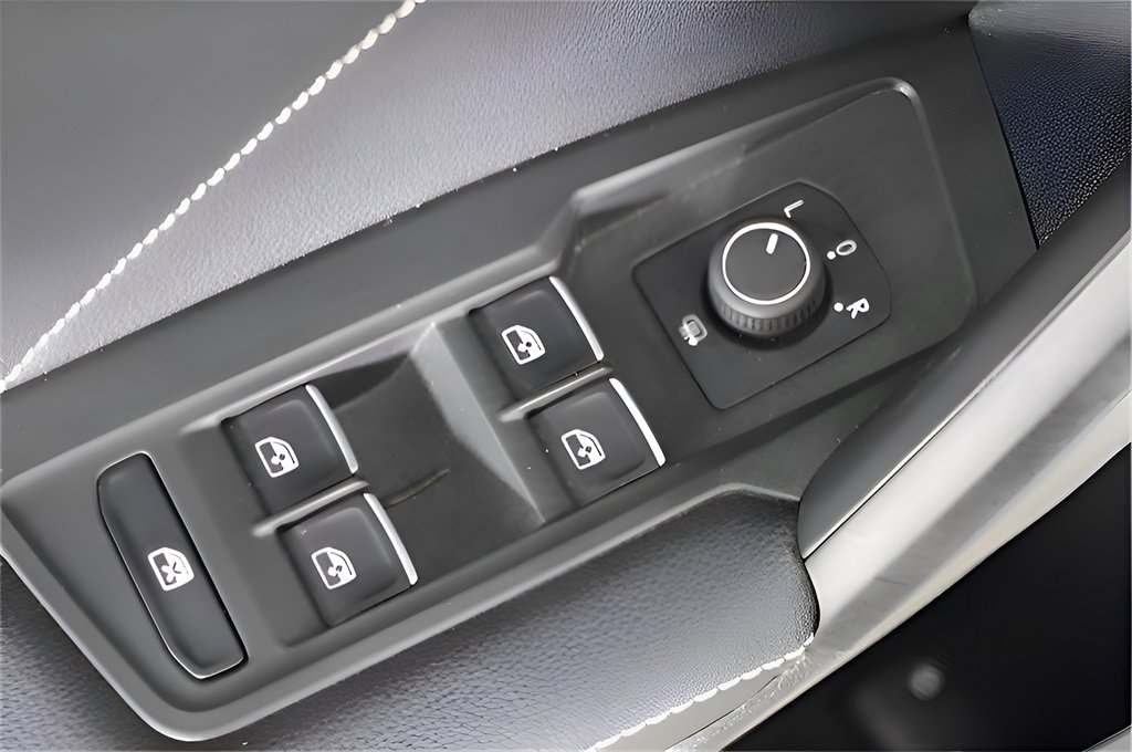 Used 2023 Volkswagen Tiguan SE R-Line image 18