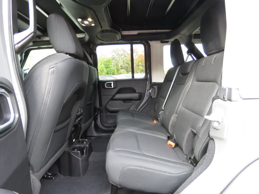 Used 2020 Jeep Wrangler Unlimited Sahara w/ Cold Weather Group AWD/4WD image 18