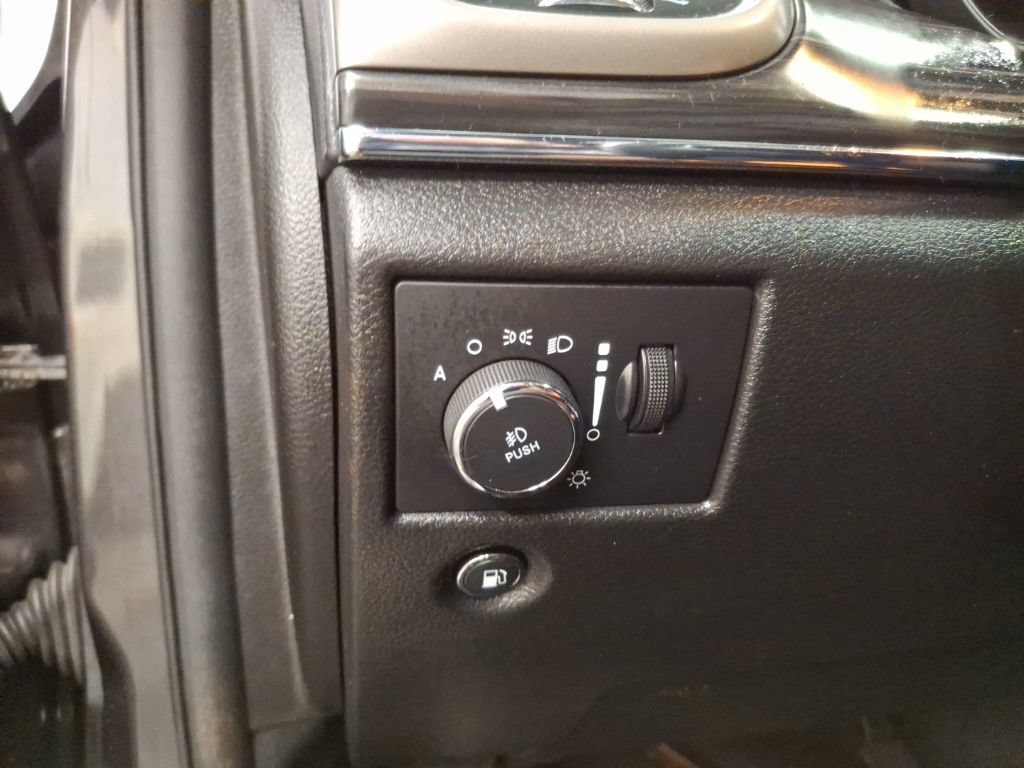 Used 2020 Jeep Grand Cherokee Limited AWD/4WD image 22