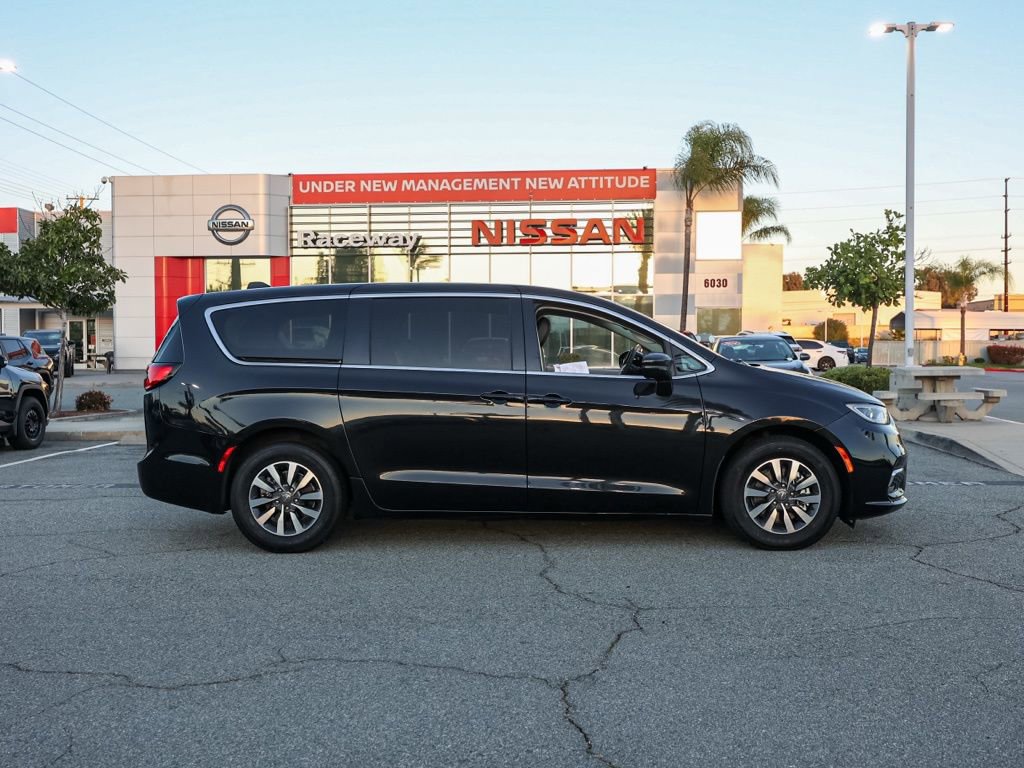 Used 2024 Chrysler Pacifica Select image 3