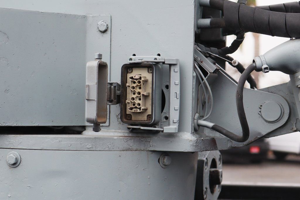 Used 2011 Ford F550 4x4 Crew Cab Super Duty w/ Payload Upgrade Pkg image 11