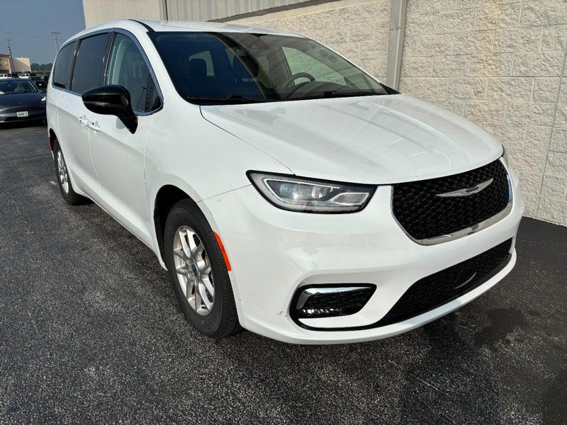 Used 2024 Chrysler Pacifica Touring-L FWD image 2