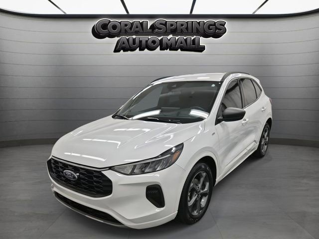 Used 2023 Ford Escape ST-Line w/ Tech Pack #1 FWD image 3
