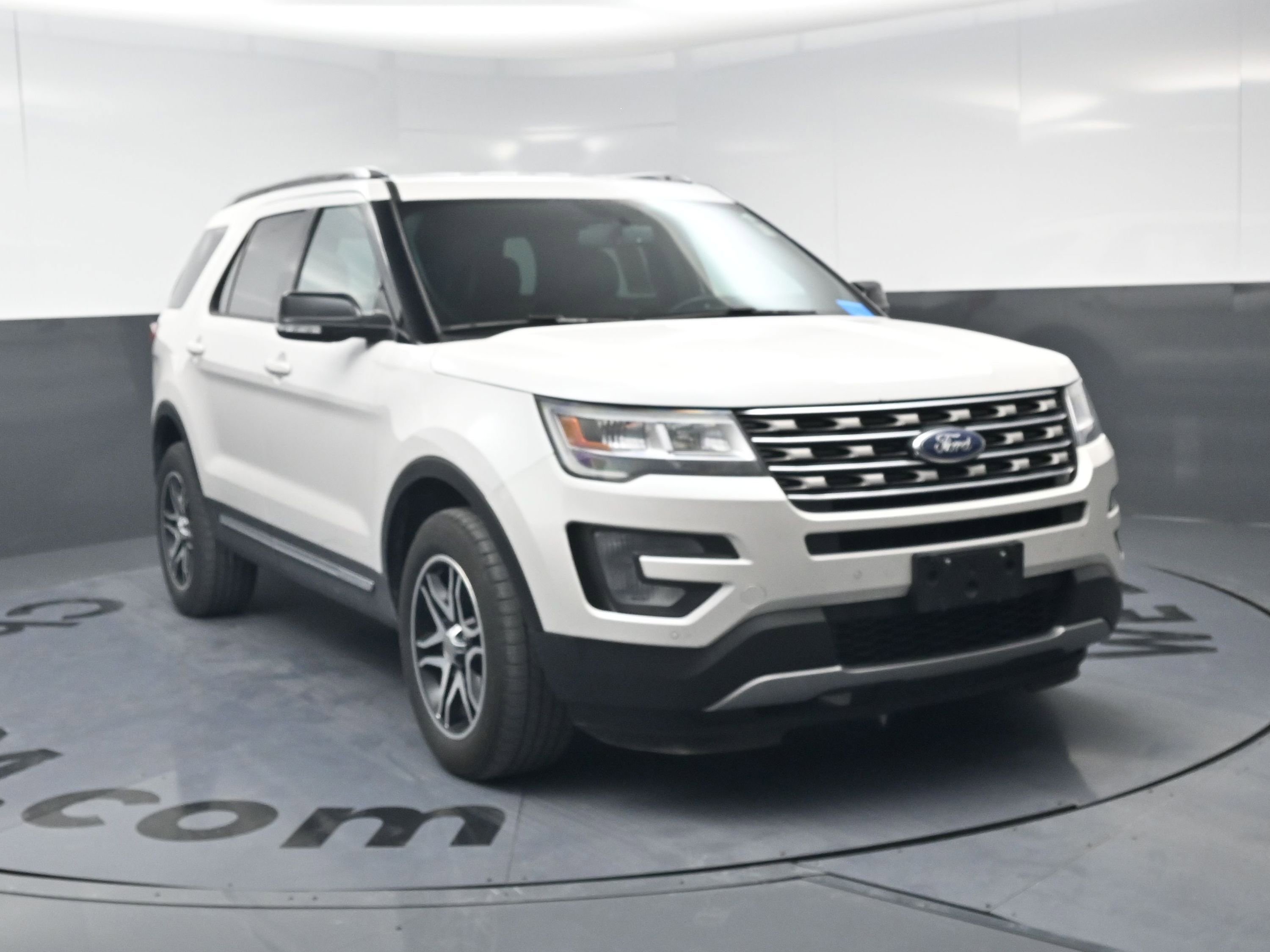 Used 2017 Ford Explorer XLT w/ Equipment Group 202A image 3