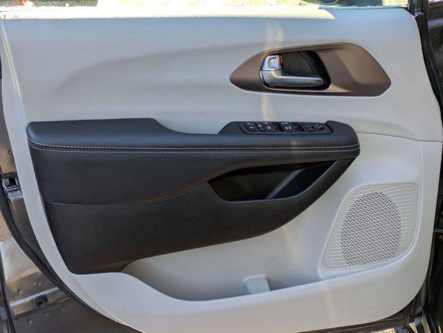 Certified 2023 Chrysler Voyager LX image 12