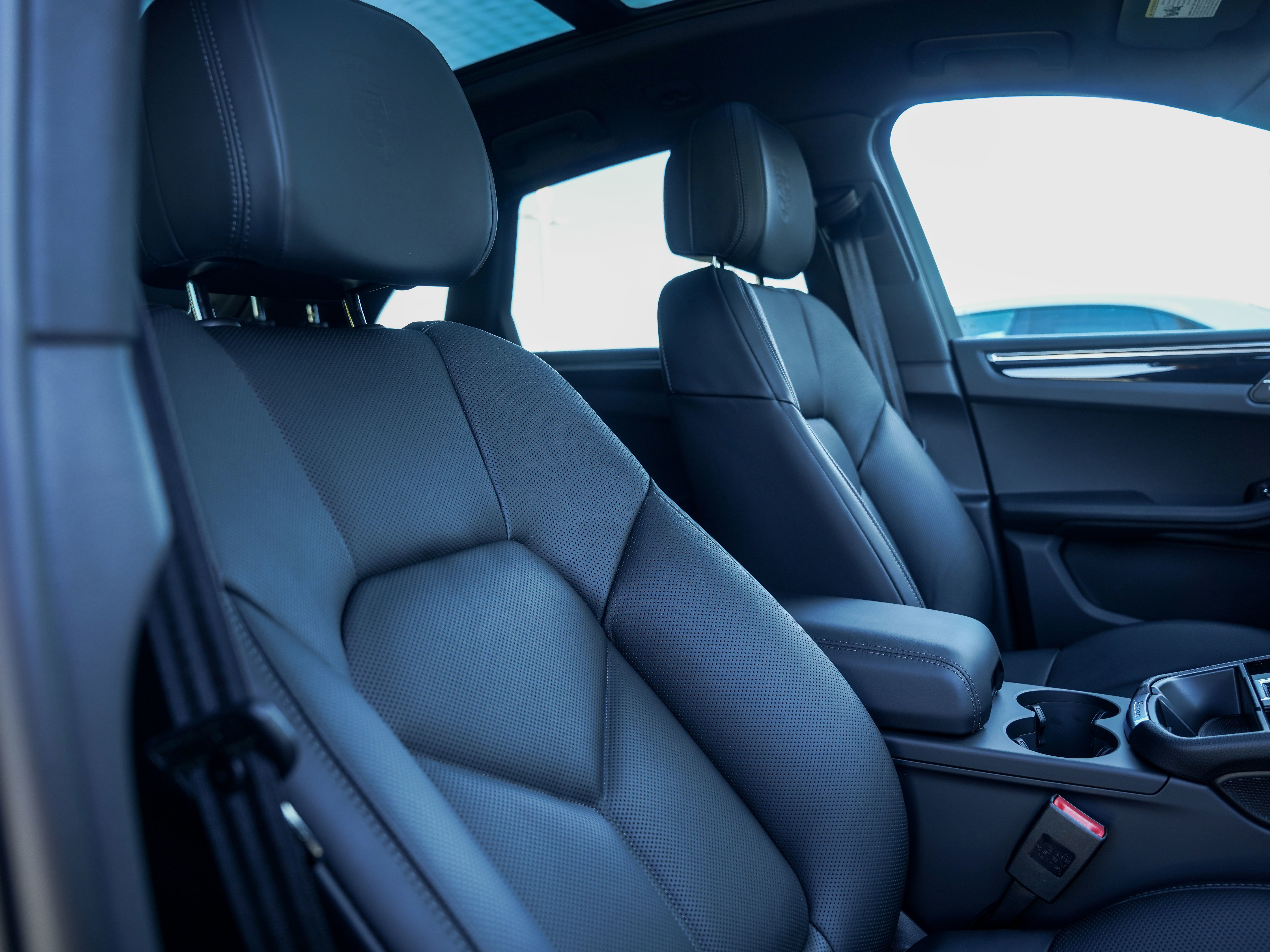 Certified 2026 Porsche Macan Turbo AWD/4WD image 33