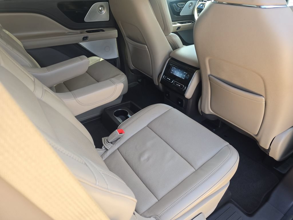 Used 2022 Lincoln Aviator Reserve w/ Equipment Group 201A AWD/4WD image 11