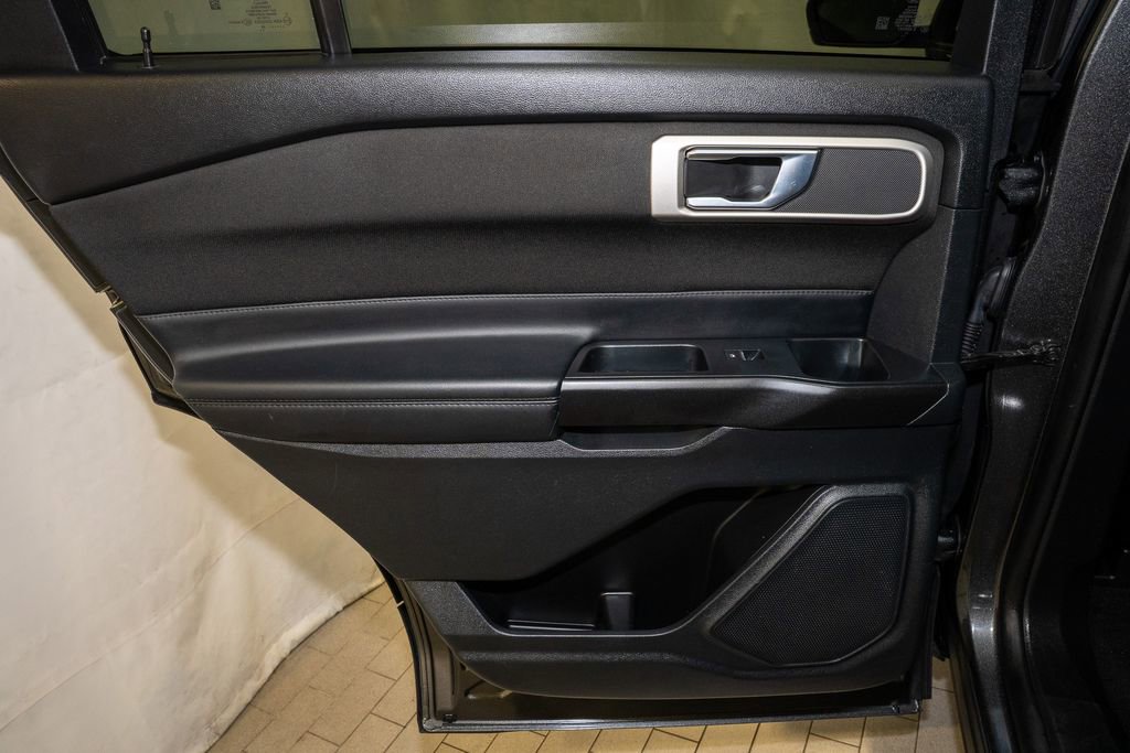 Used 2020 Ford Explorer XLT w/ Comfort Package image 10