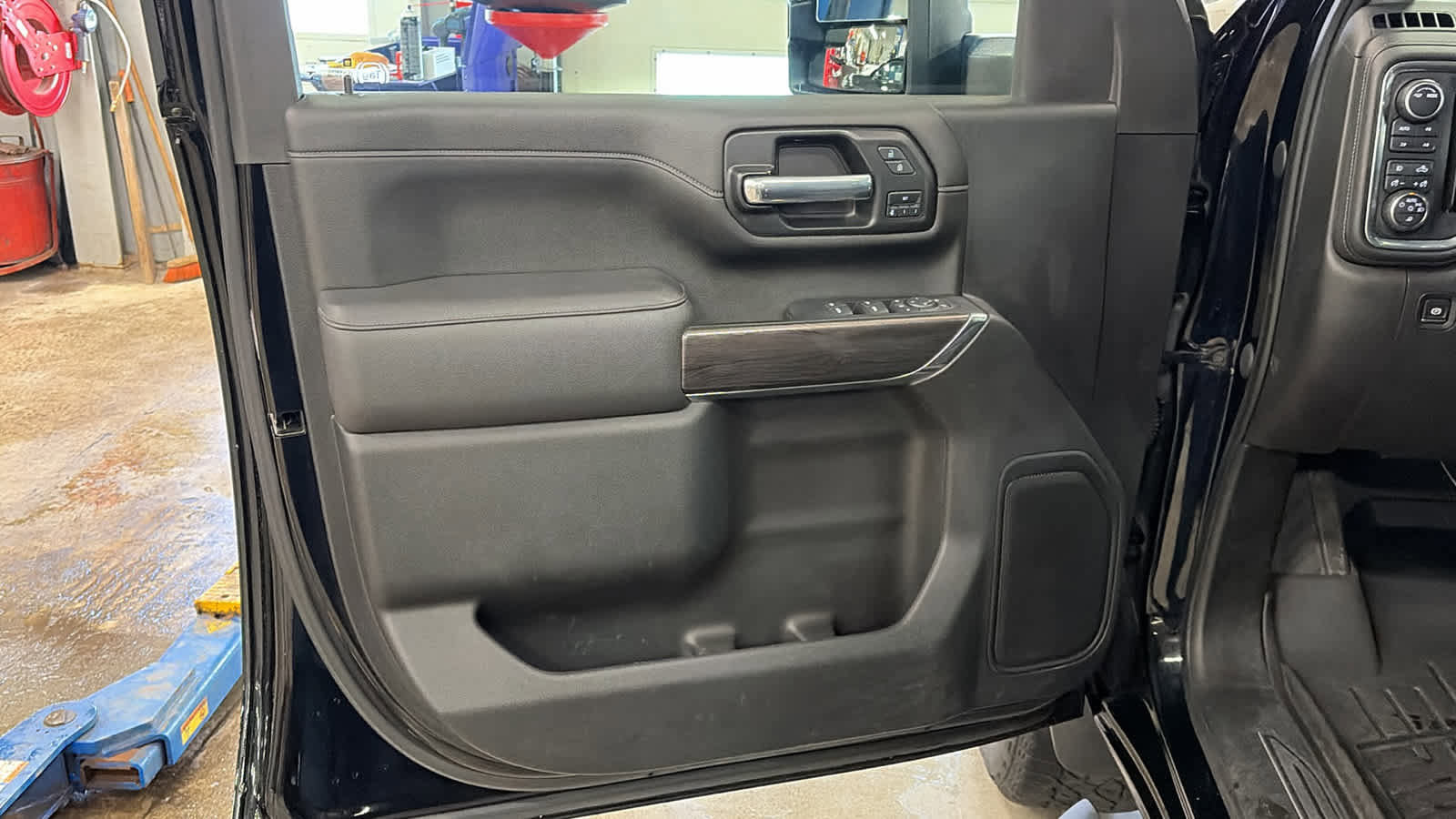 Used 2022 Chevrolet Silverado 2500 LTZ w/ LTZ Plus Package image 5