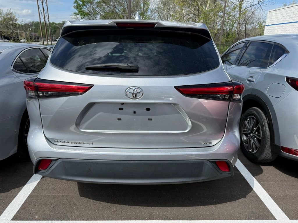 Used 2022 Toyota Highlander XLE FWD image 5