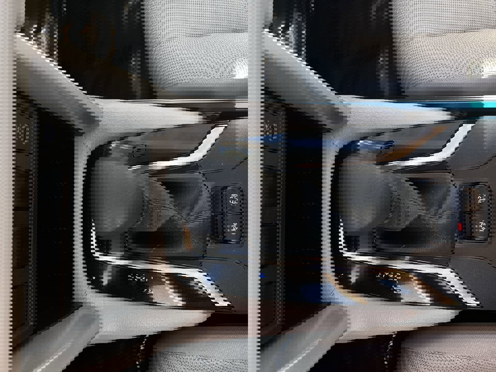 Used 2025 Toyota Corolla Cross L image 21