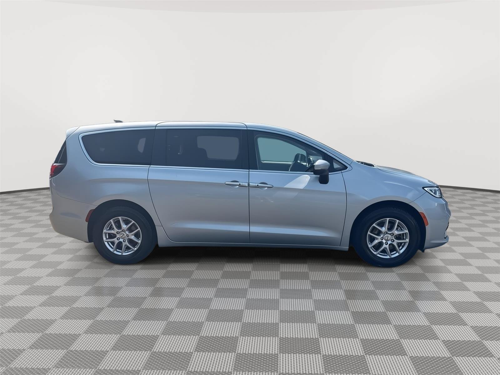 Used 2023 Chrysler Pacifica Touring-L FWD image 5