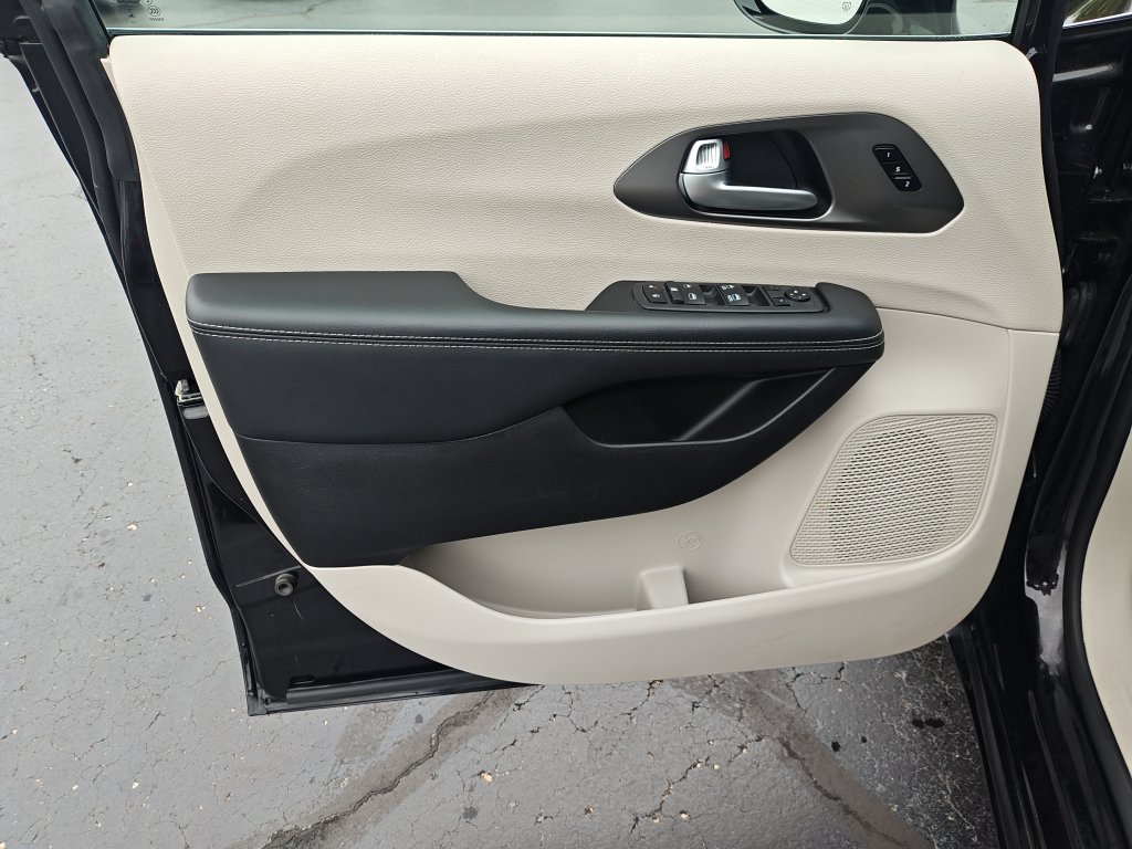 Used 2024 Chrysler Pacifica Touring-L FWD image 12