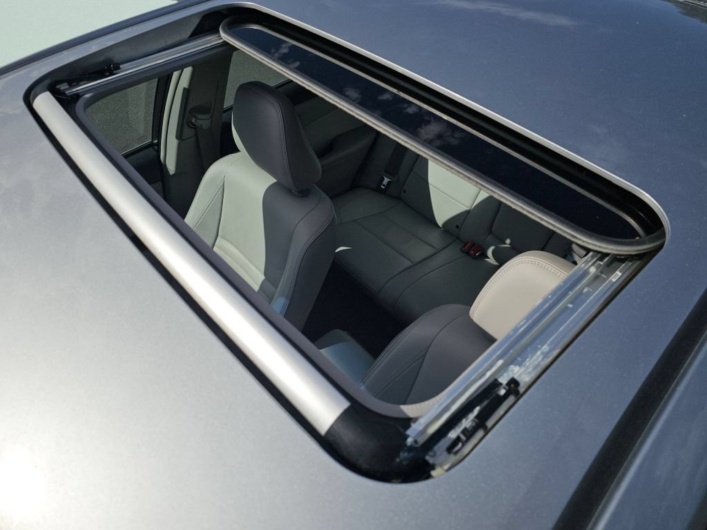 Used 2017 Toyota Camry XLE w/ Moonroof Package FWD image 8