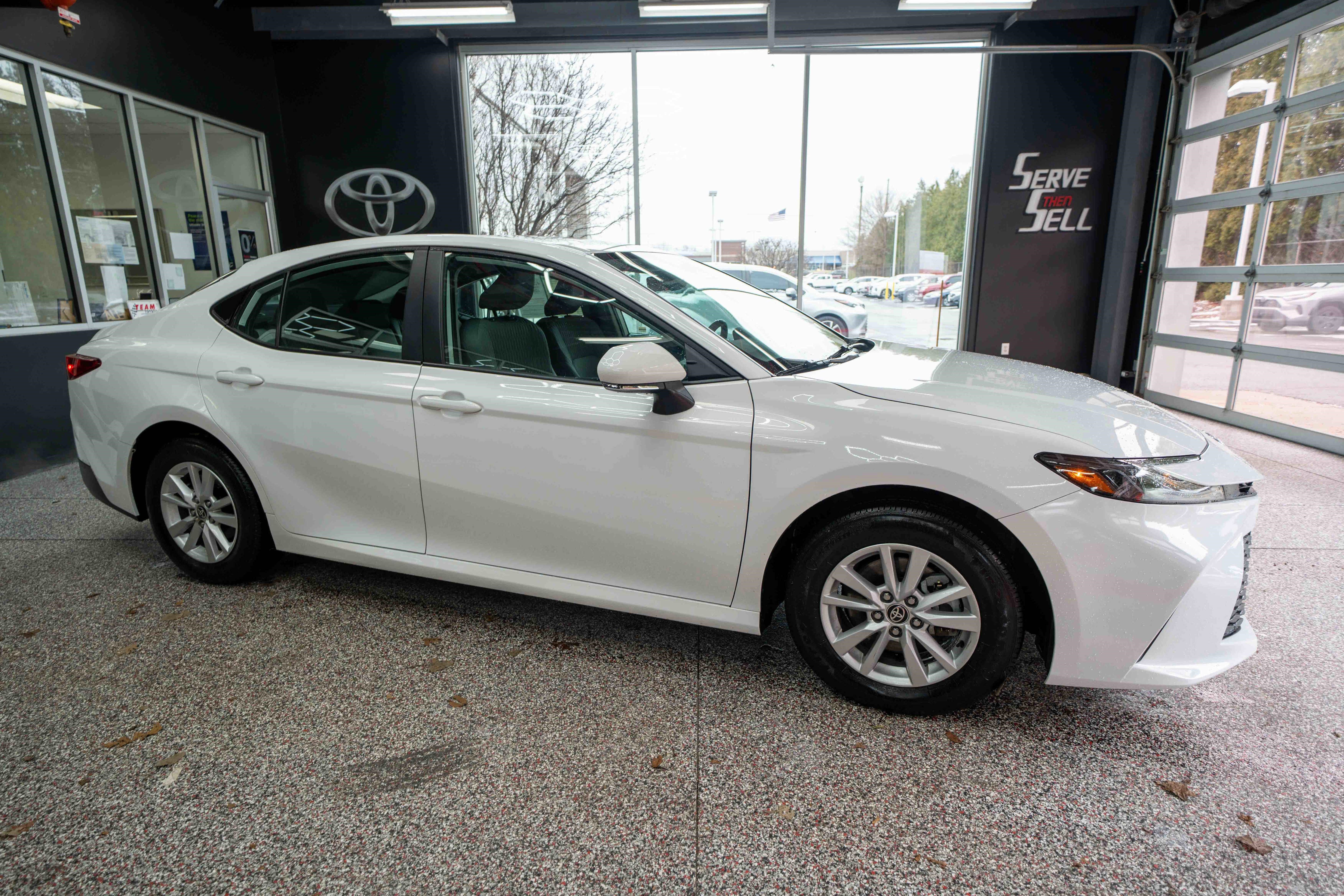 Used 2025 Toyota Camry LE w/ Convenience Package image 5