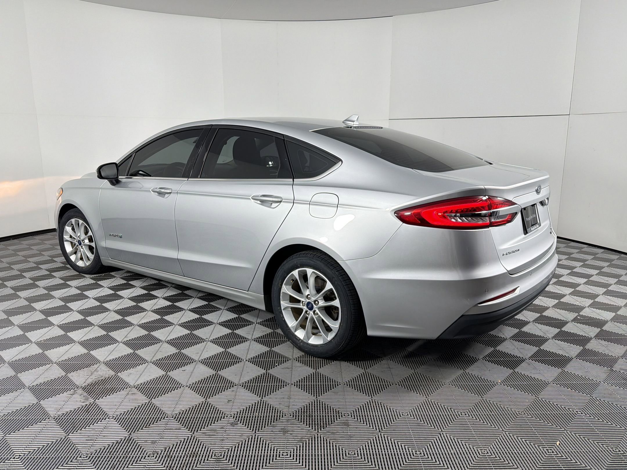 Used 2019 Ford Fusion SE image 3