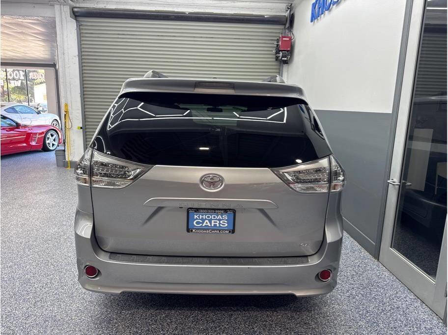 Used 2017 Toyota Sienna SE Premium image 4