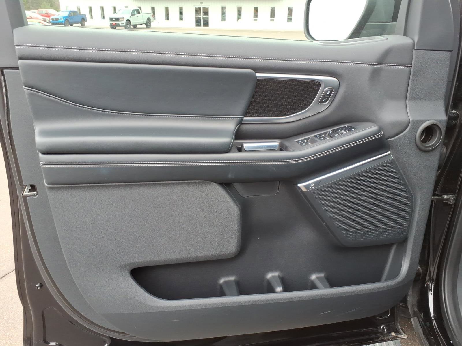 Used 2025 Ford Expedition Platinum w/ Stealth Appearance Package AWD/4WD image 11