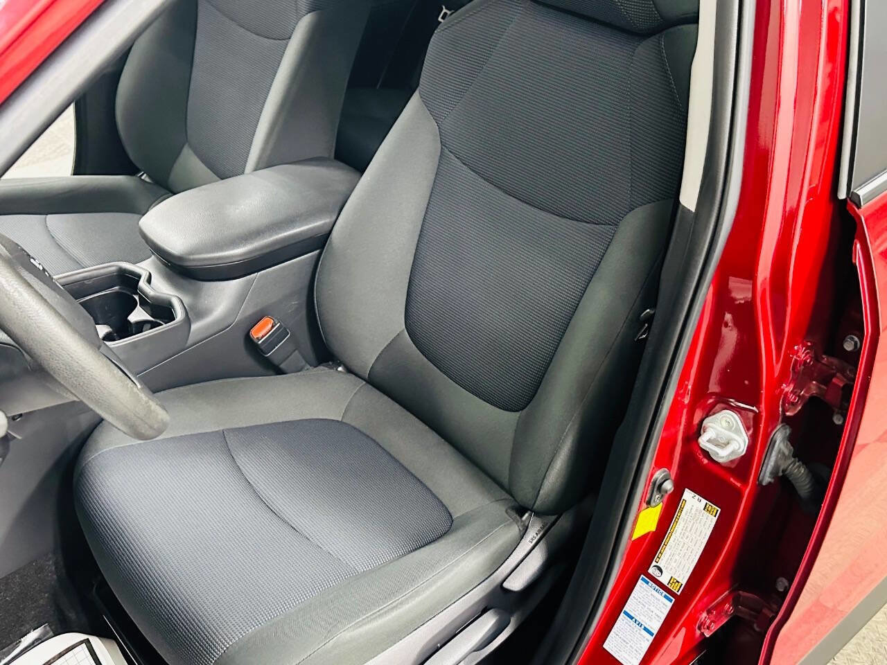 Used 2019 Toyota RAV4 LE w/ Carpet Mat Package AWD/4WD image 23