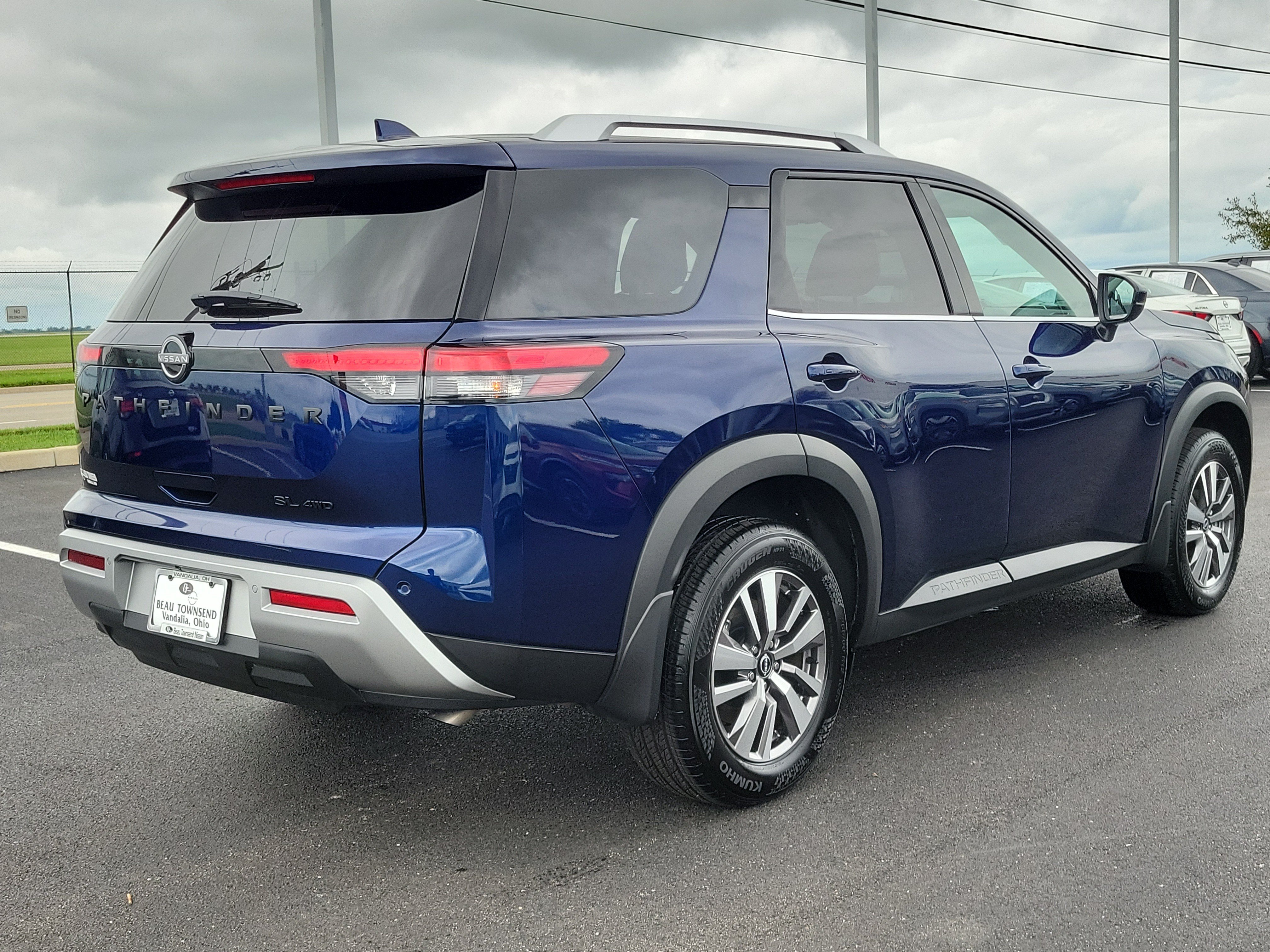 Used 2025 Nissan Pathfinder SL w/ Black Appearance Package AWD/4WD image 4