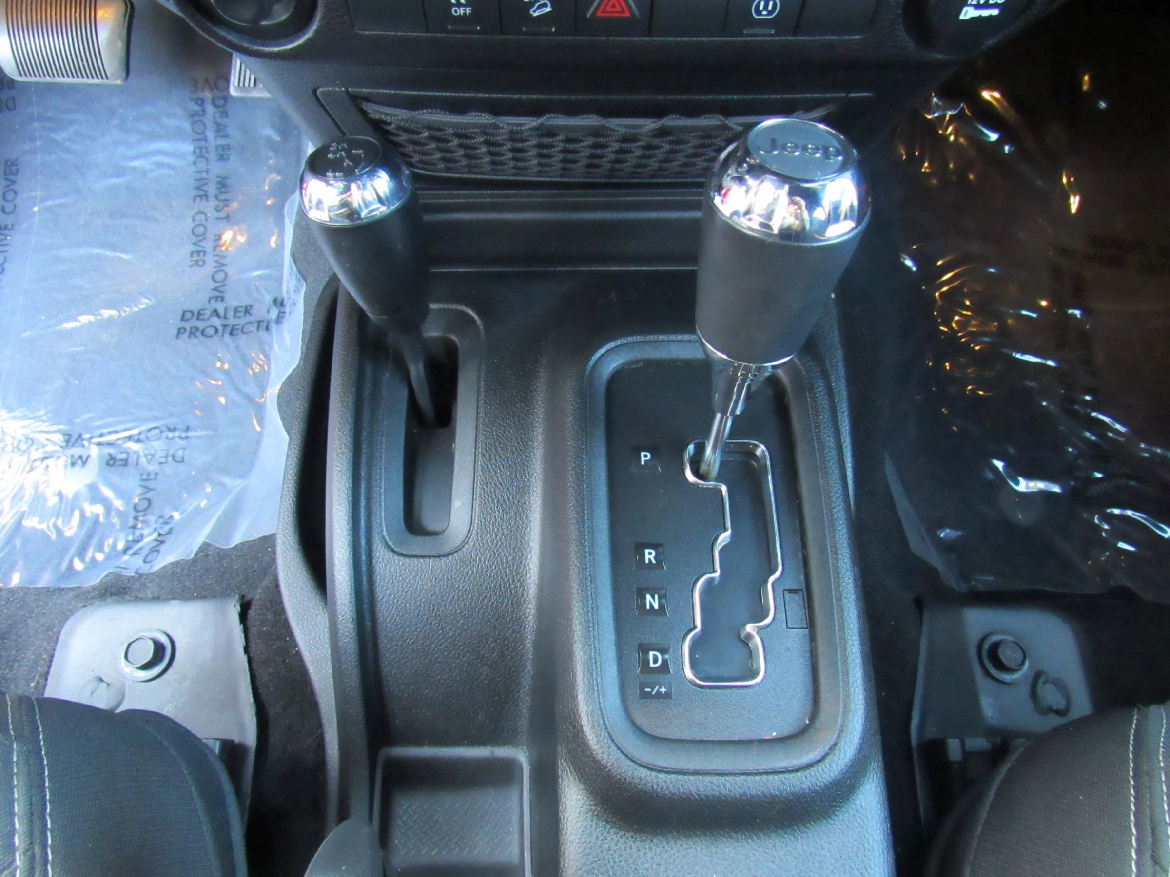 Used 2017 Jeep Wrangler Unlimited Sahara w/ Connectivity Group image 17