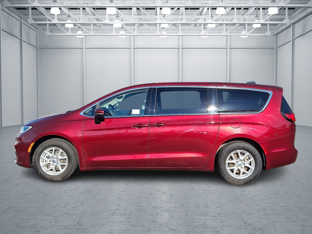 Certified 2023 Chrysler Pacifica Touring-L image 2