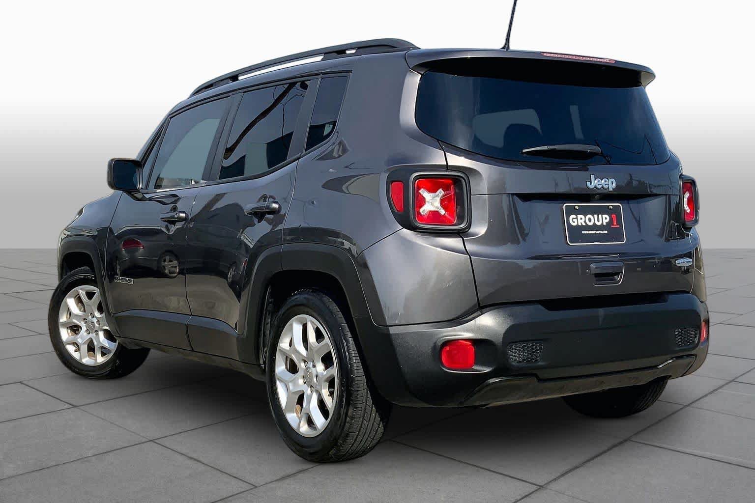 Used 2018 Jeep Renegade Latitude FWD image 12