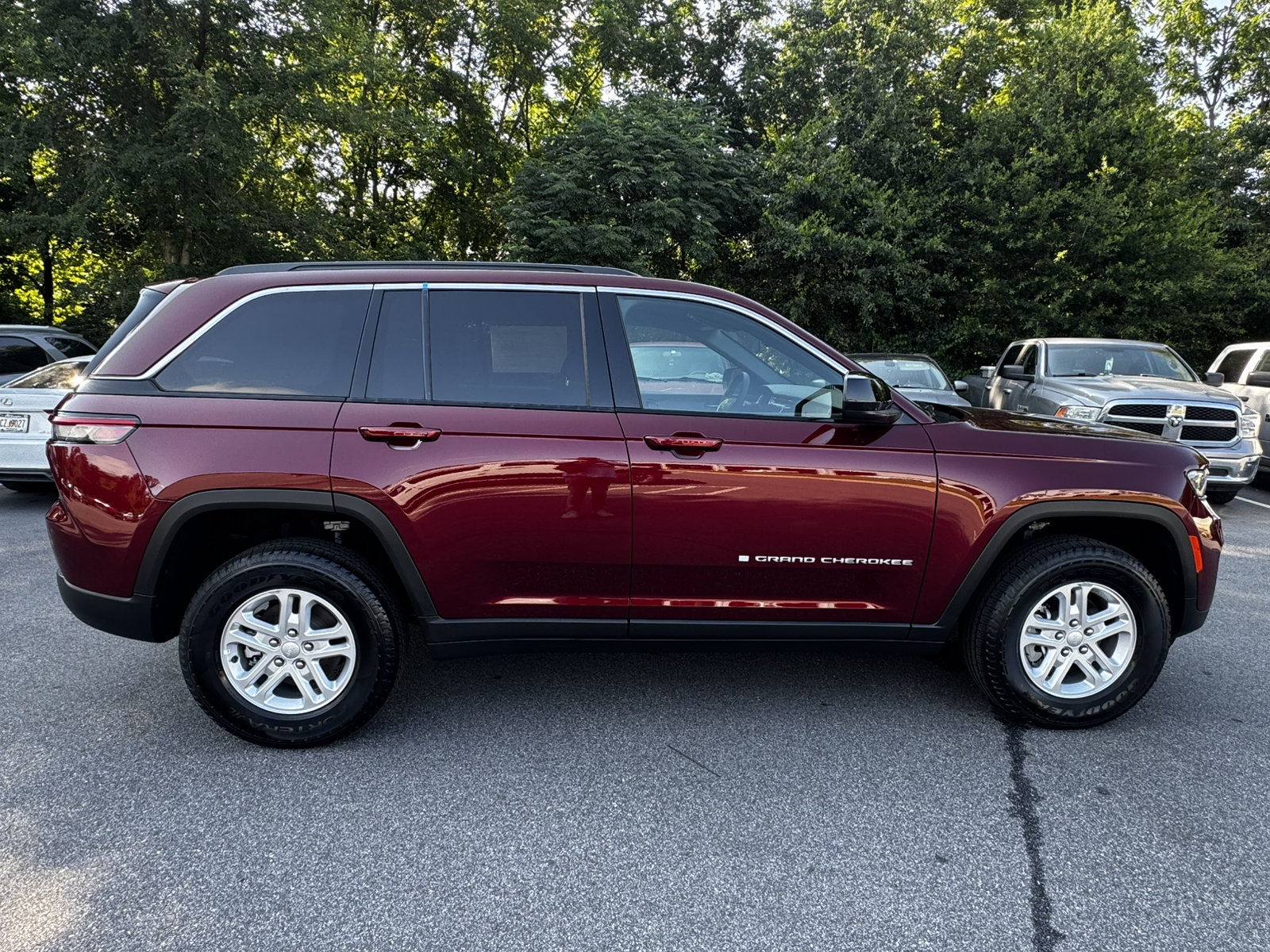 Used 2025 Jeep Grand Cherokee Laredo RWD image 4