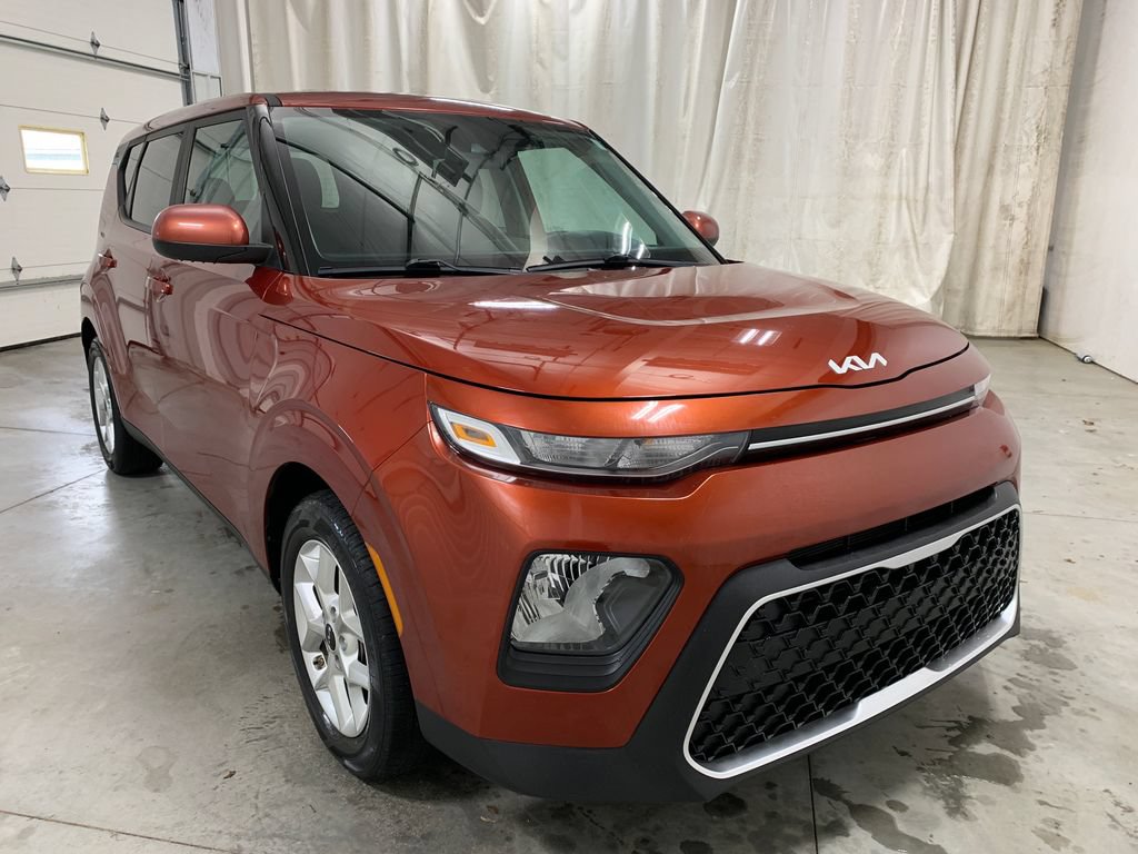 Used 2022 Kia Soul LX w/ Technology Package FWD image 2