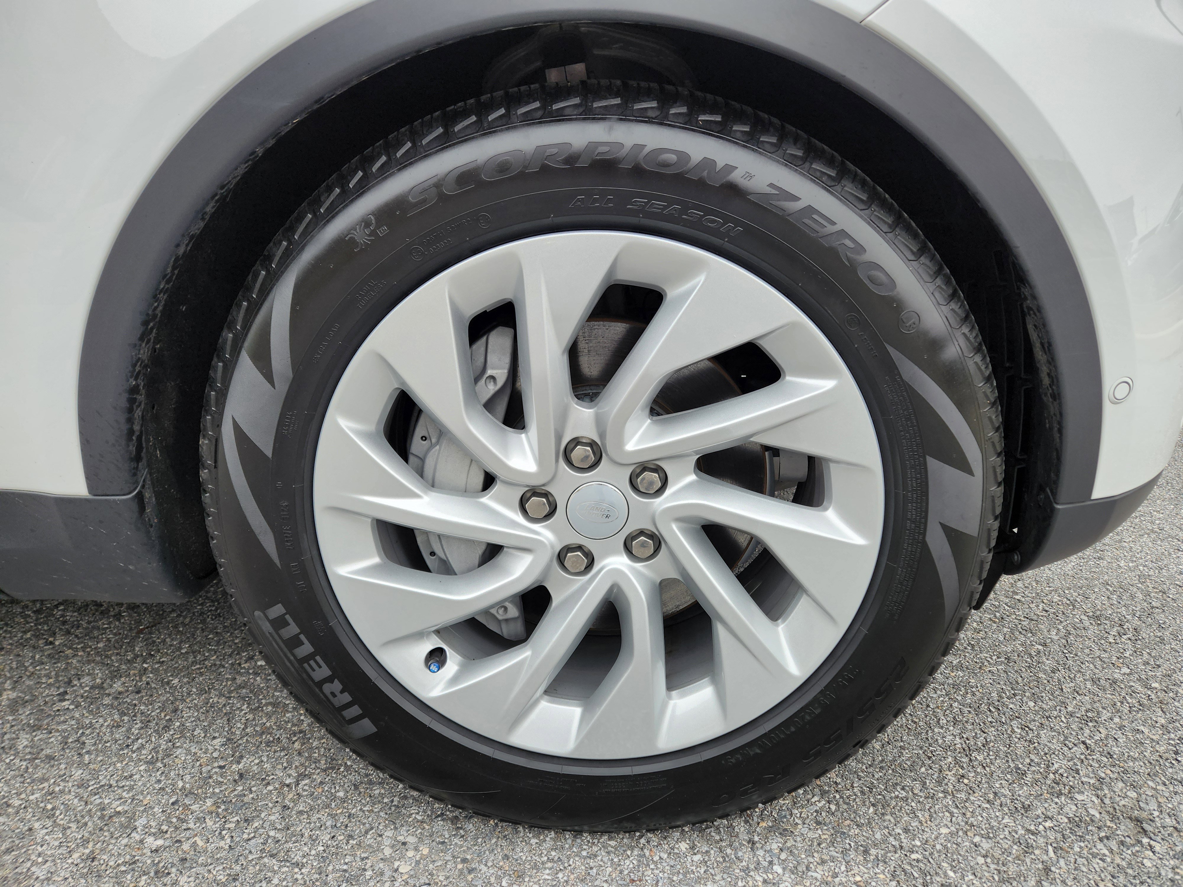 Used 2025 Land Rover Discovery S image 7