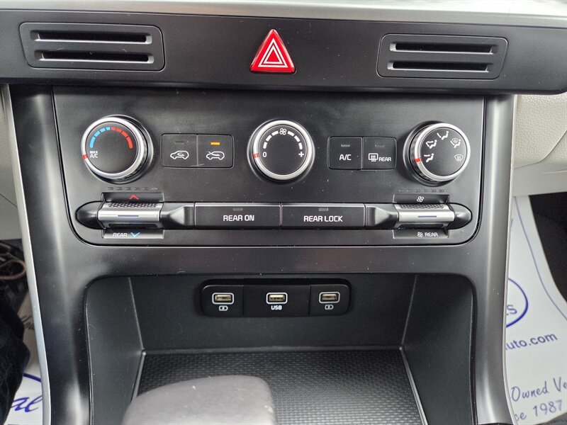 Used 2024 Kia Carnival LX FWD image 21