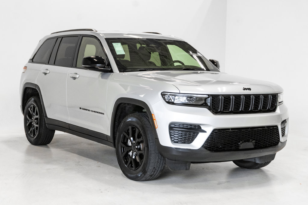 Used 2025 Jeep Grand Cherokee Altitude AWD/4WD image 6