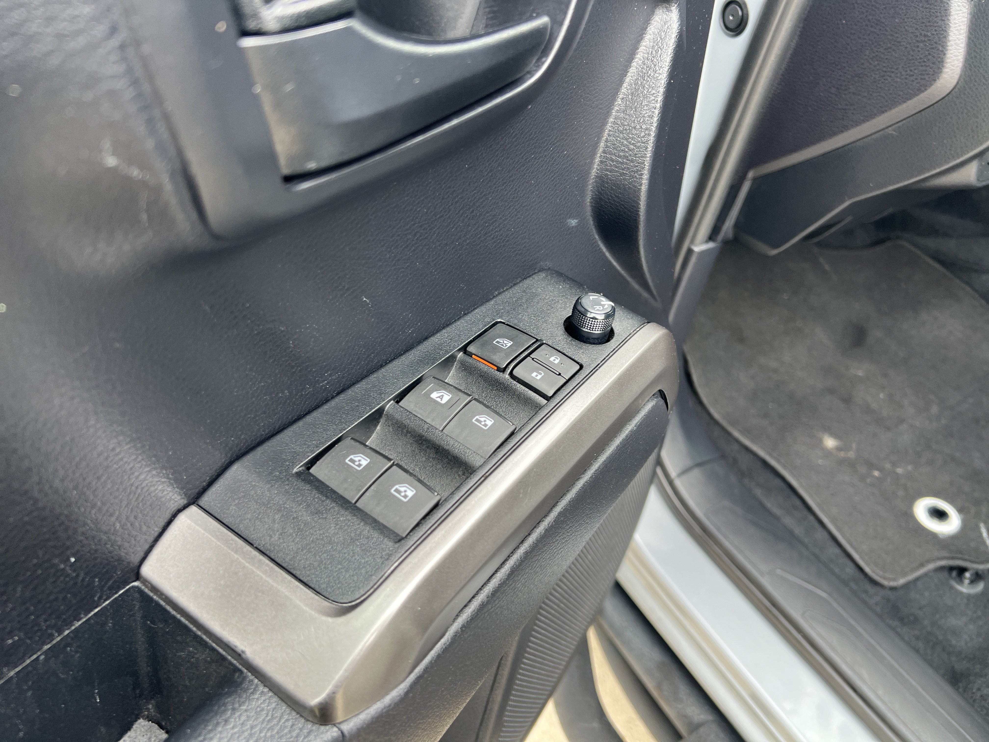 Used 2019 Toyota Tacoma SR5 AWD/4WD image 13