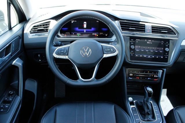 Used 2023 Volkswagen Tiguan SE w/ Panoramic Sunroof Package AWD/4WD image 17