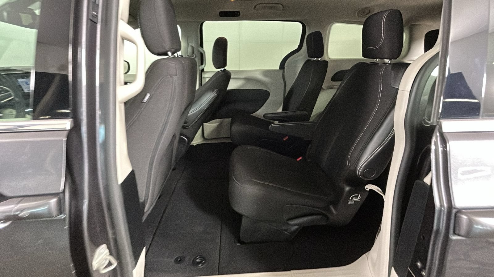 Used 2023 Chrysler Voyager LX FWD image 28