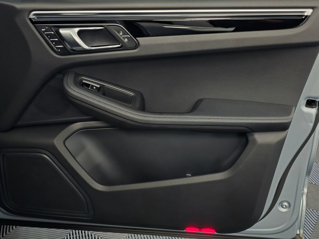 Certified 2023 Porsche Macan AWD/4WD image 27