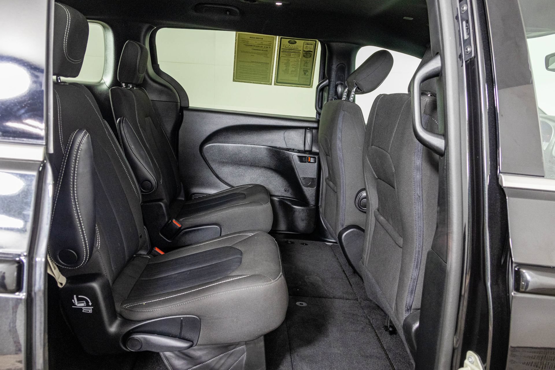 Used 2023 Chrysler Pacifica Touring FWD image 43