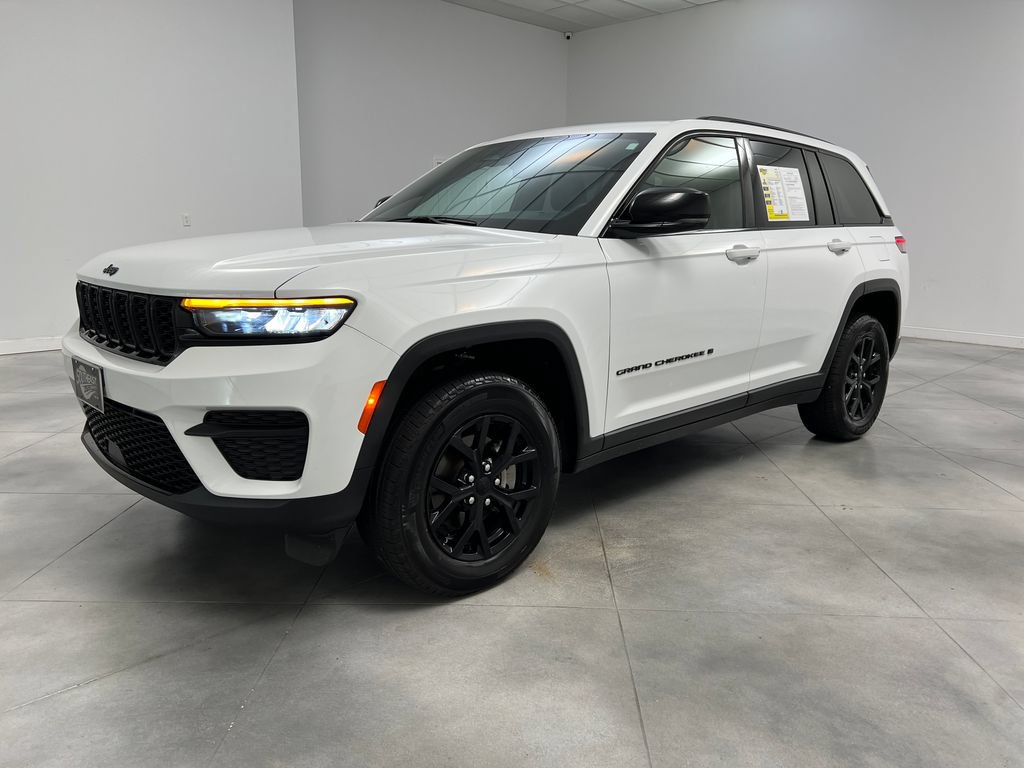 Used 2025 Jeep Grand Cherokee Altitude AWD/4WD image 4