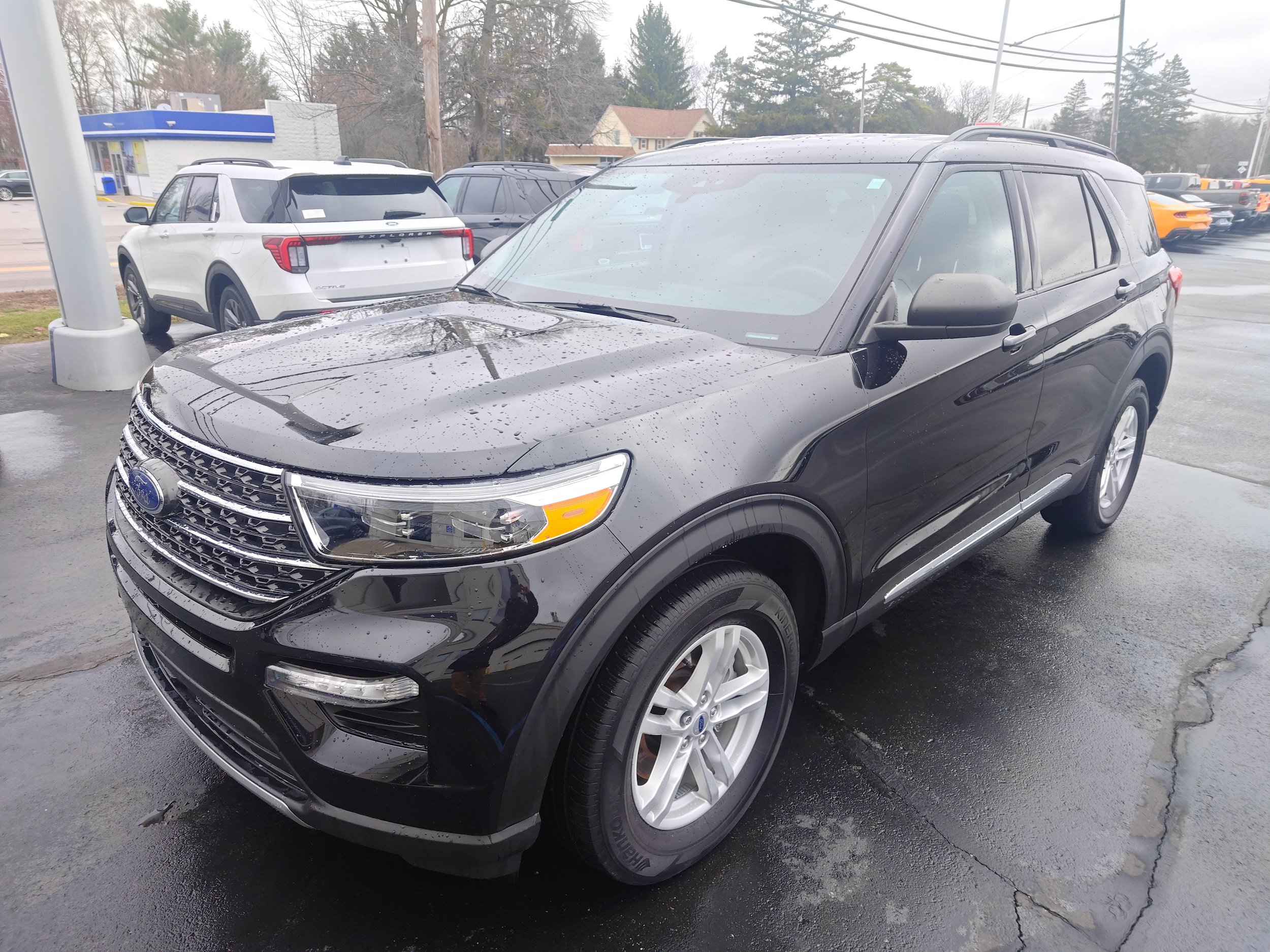 Used 2023 Ford Explorer XLT w/ Equipment Group 202A AWD/4WD image 3