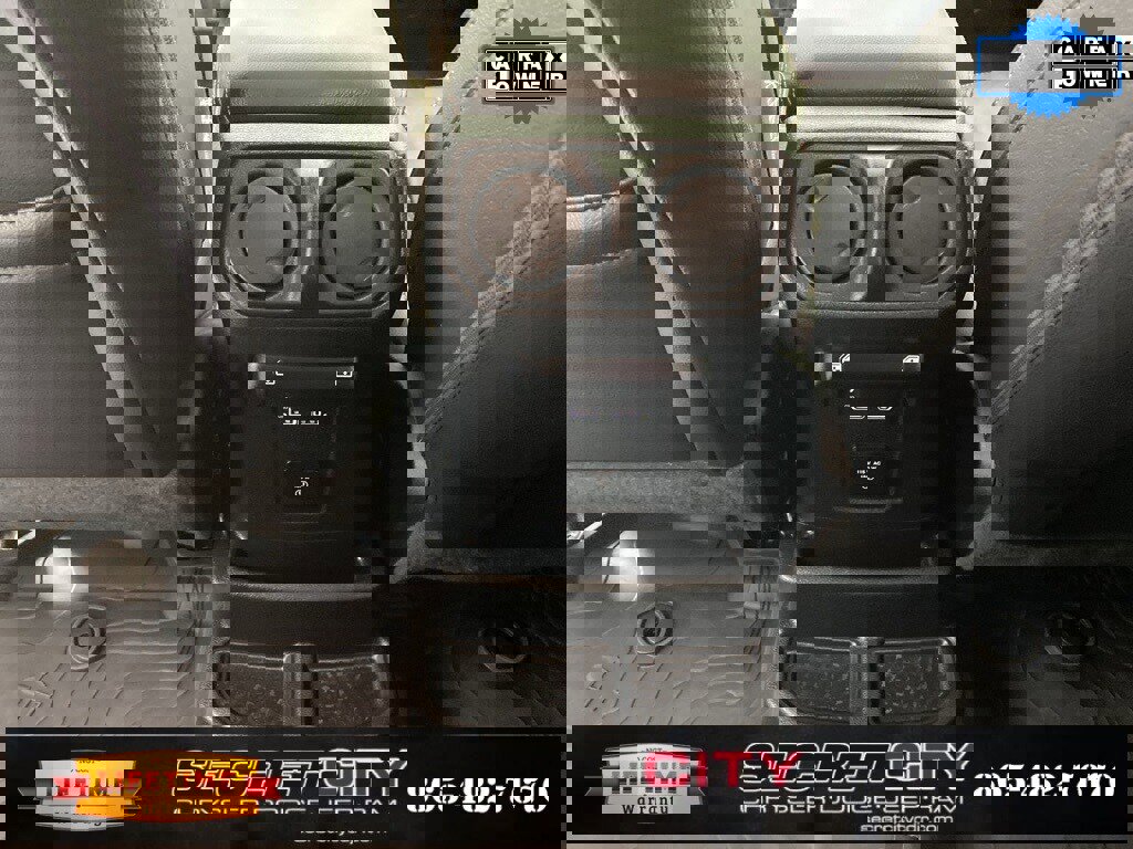 Used 2022 Jeep Wrangler Unlimited Sahara image 29