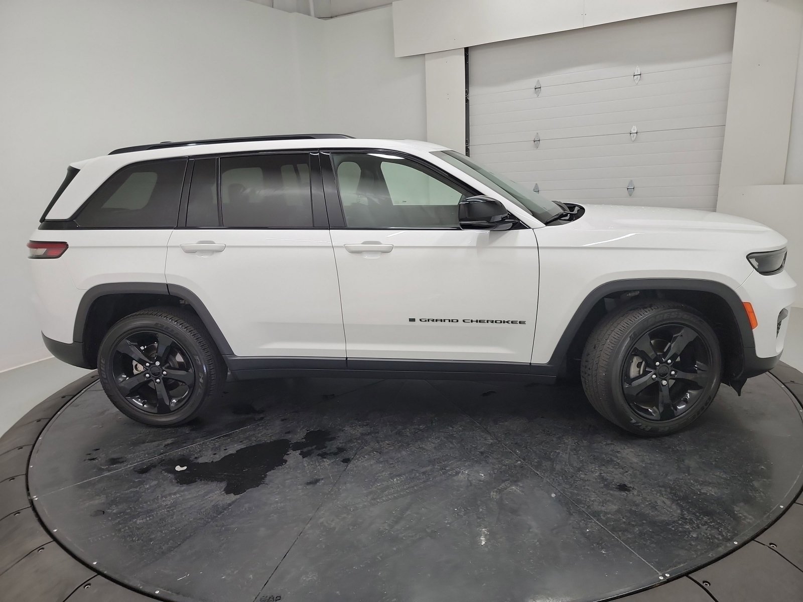 Used 2023 Jeep Grand Cherokee Altitude AWD/4WD image 11
