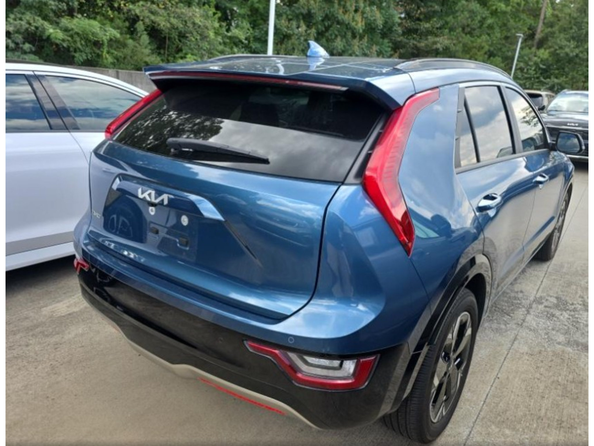 Used 2024 Kia Niro Wave w/ Wave Preserve Package FWD image 3
