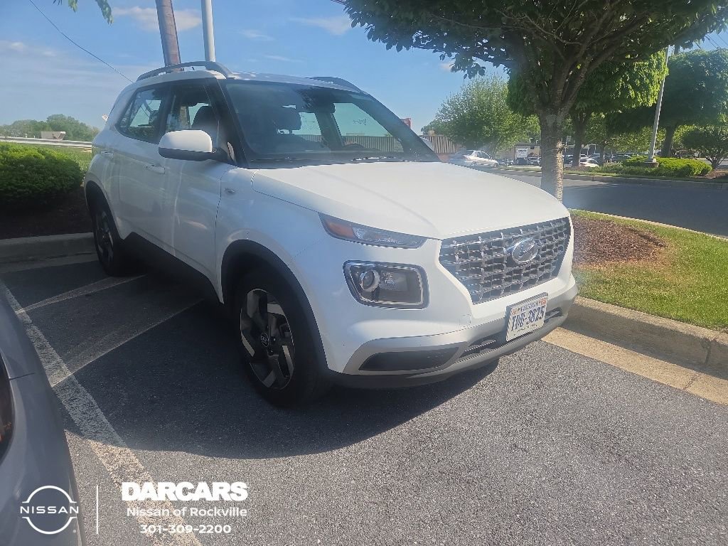 Used 2025 Hyundai Venue SEL FWD image 1
