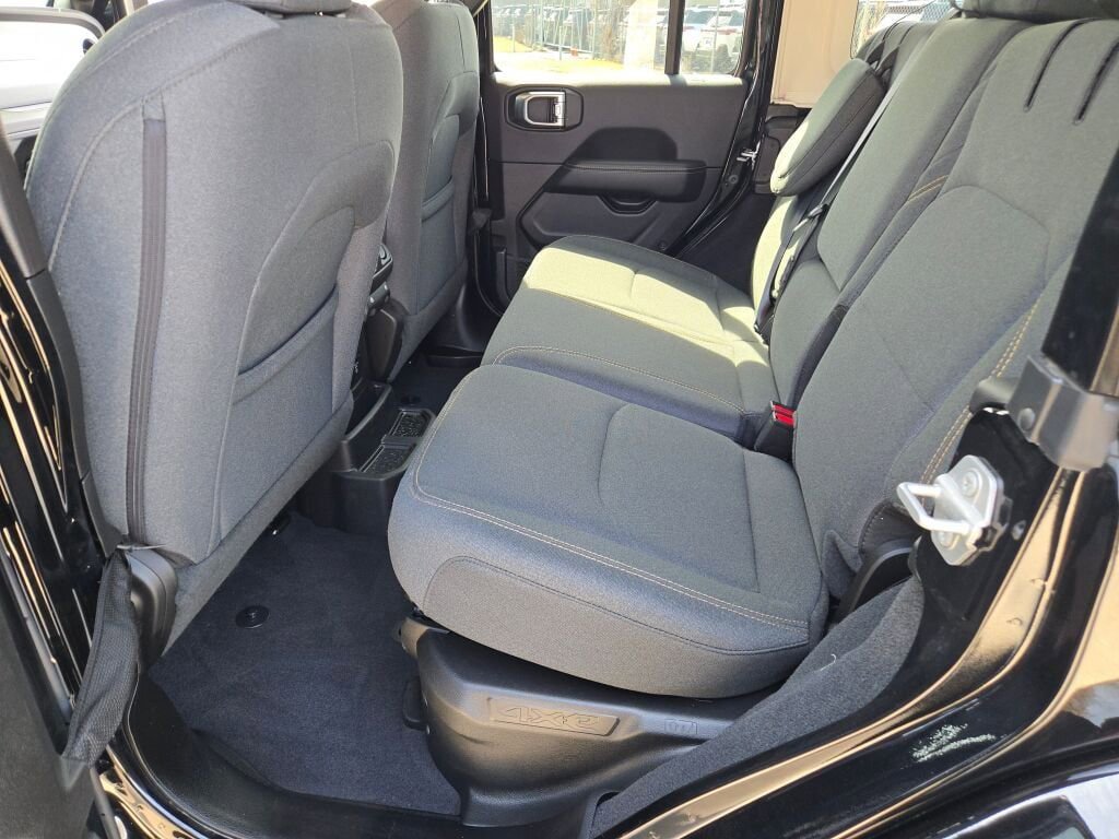 Used 2025 Jeep Wrangler Unlimited Sahara w/ Safety Group image 16